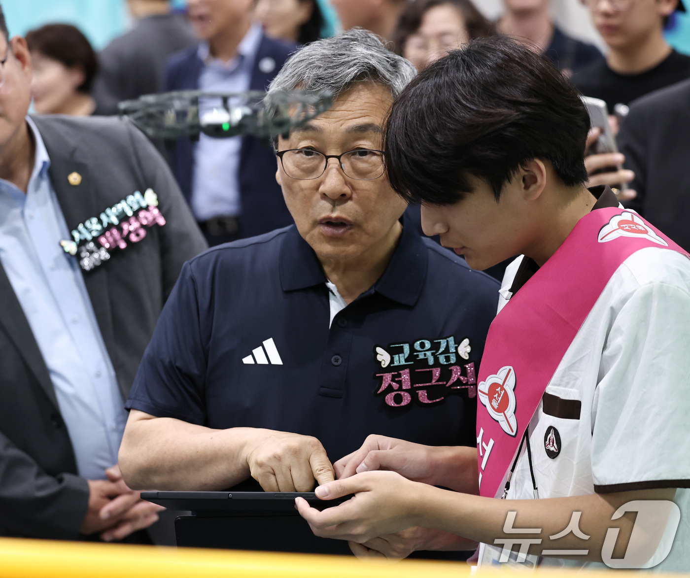 (서울=뉴스1) 구윤성 기자 = 정근식 서울시교육감이 16일 서울 서초구 aT센터에서 열린 '2025 서울진로직업박람회'를 찾아 드론조종 체험을 하고 있다. 2025.7.16/뉴스 …