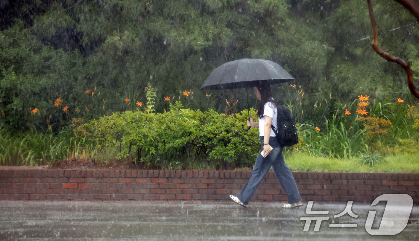 (전주=뉴스1) 유경석 기자 = 비가 내린 16일 전북 전주시 전북대학교 캠퍼스에서 우산을 쓴 시민들이 발걸음을 재촉하고 있다. 2025.7.16/뉴스1