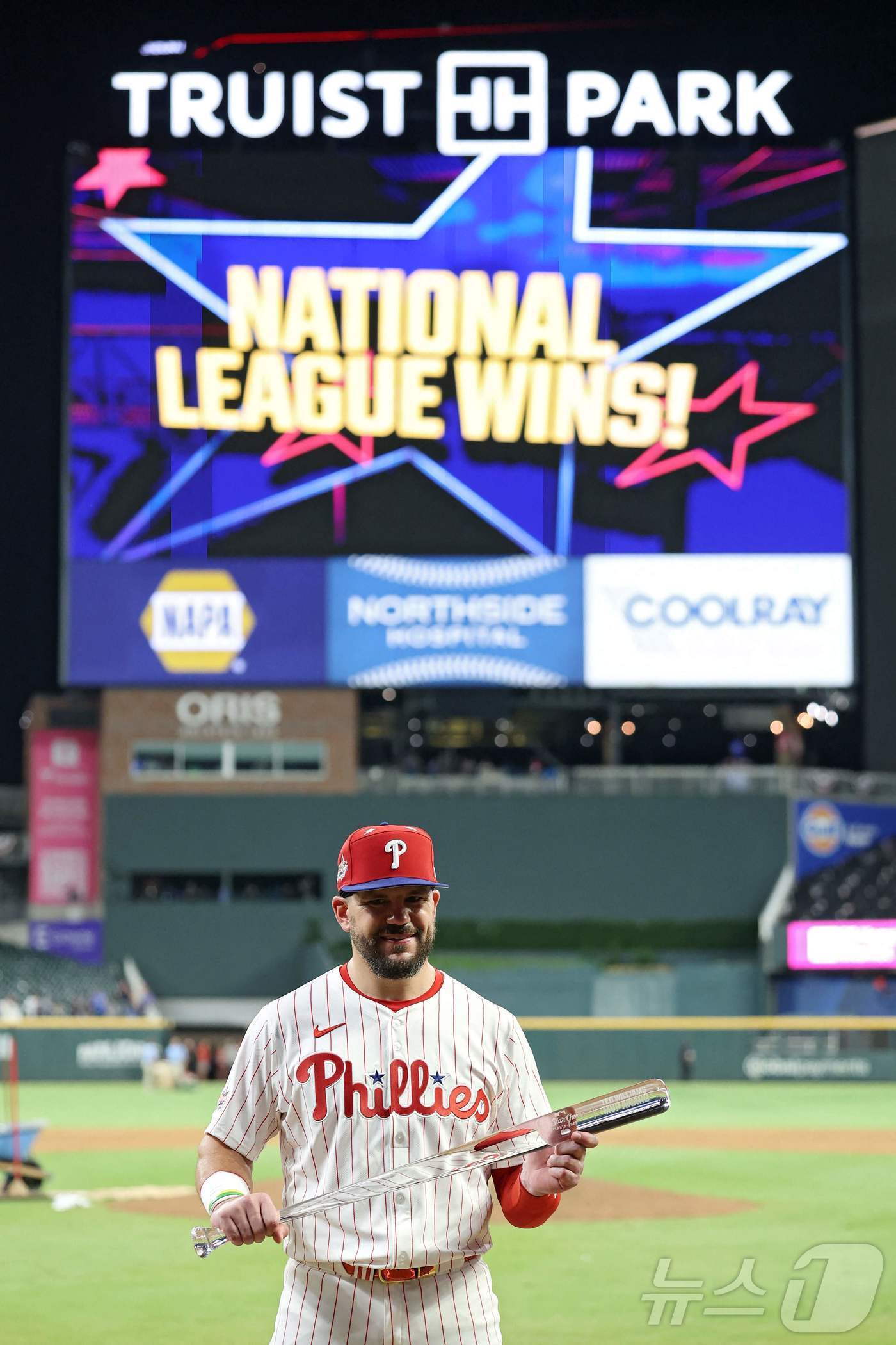 본문 이미지 - 필라델피아 필리스의 카일 슈와버가 16일&#40;한국시간&#41; 열린 2025 메이저리그 올스타전에서 최우수선수&#40;MVP&#41;로 선정됐다. ⓒ AFP=뉴스1