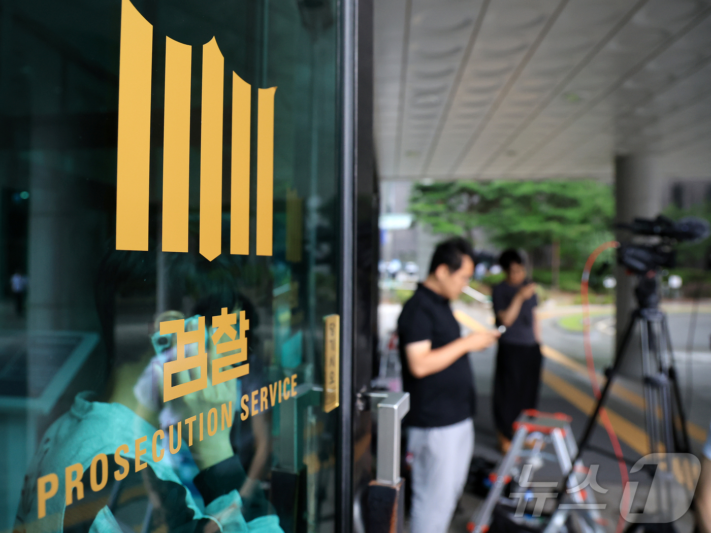 (서울=뉴스1) 김진환 기자 = 재구속 이후 12·3 비상계엄 관련 내란 사건을 수사하는 조은석 특별검사팀의 소환 조사에 불응하고 있는 윤석열 전 대통령 측이 법원에 구속적부심사를 …