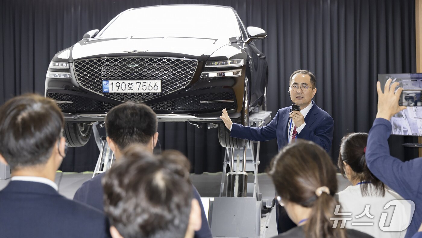 본문 이미지 -  15일 오후 한국자동차기자협회 소속 미디어를 대상으로 설명 중인 이정환 SK렌터카 대표이사.&#40;한국자동차기자협회 제공&#41; 