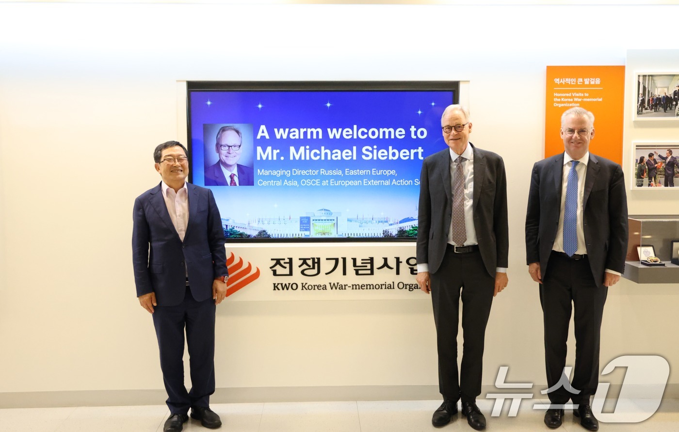 (서울=뉴스1) = 백승주 전쟁기념사업회장이 16일 서울 용산구 전쟁기념관에서 미하엘 지베르트 유럽 대외관계청 러시아·중앙아시아 실장과 기념 촬영을 하고 있다. (전쟁기념사업회 제 …