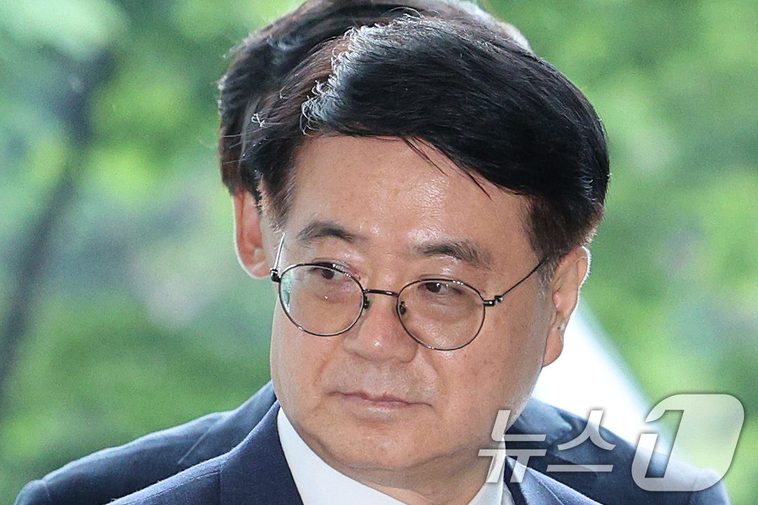 (서울=뉴스1) 신웅수 기자 = 최주원 전 경북경찰청장이 16일 오후 서울 서초구 이명현 순직해병특검 사무실에 출석하고 있다. 2025.7.16/뉴스1