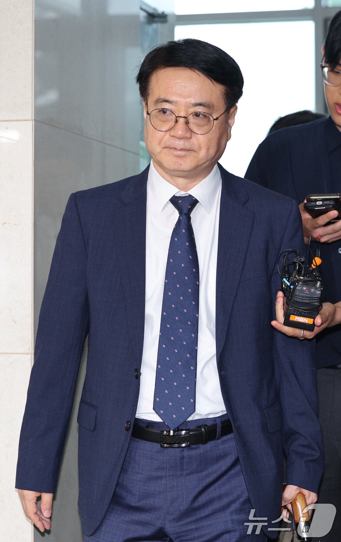 (서울=뉴스1) 신웅수 기자 = 최주원 전 경북경찰청장이 16일 오후 서울 서초구 이명현 순직해병특검 사무실에 출석하고 있다. 2025.7.16/뉴스1