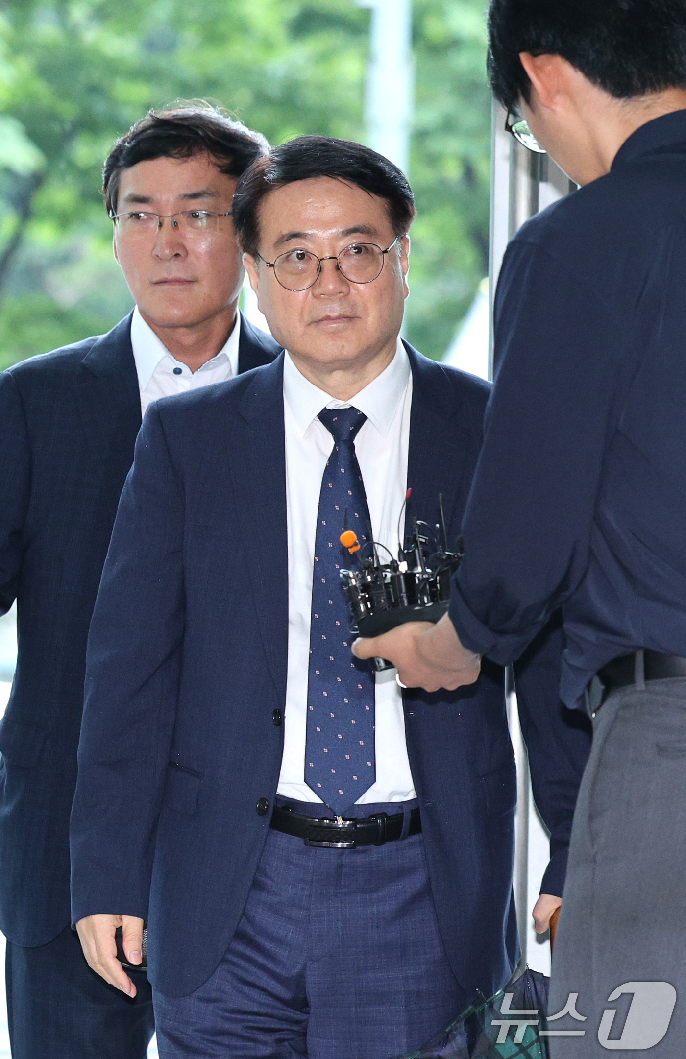 (서울=뉴스1) 신웅수 기자 = 최주원 전 경북경찰청장이 16일 오후 서울 서초구 이명현 순직해병특검 사무실에 출석하고 있다. 2025.7.16/뉴스1