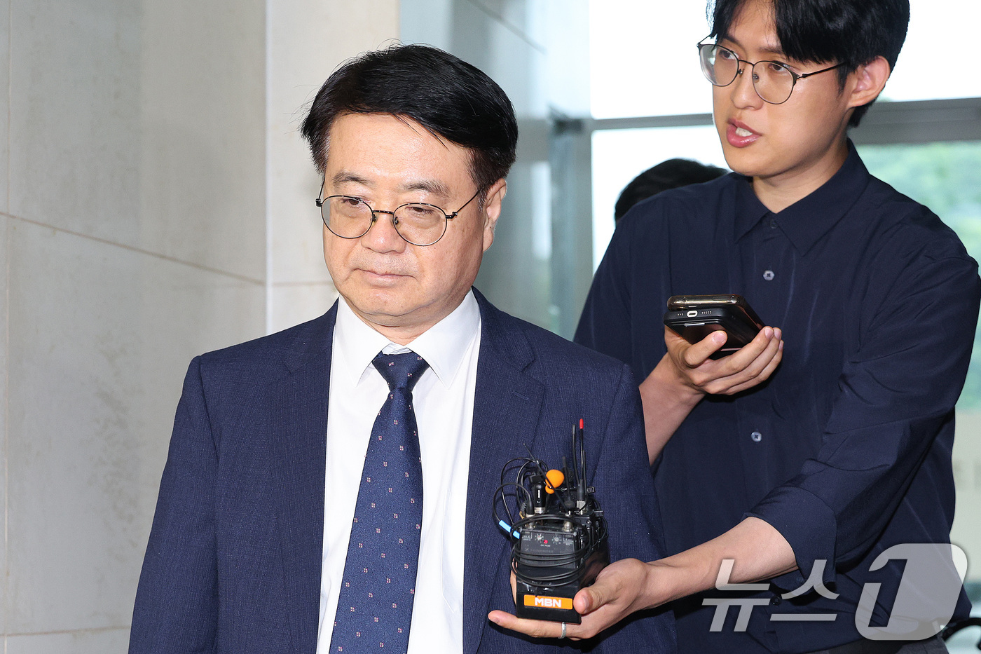 (서울=뉴스1) 신웅수 기자 = 최주원 전 경북경찰청장이 16일 오후 서울 서초구 이명현 순직해병특검 사무실에 출석하고 있다. 2025.7.16/뉴스1