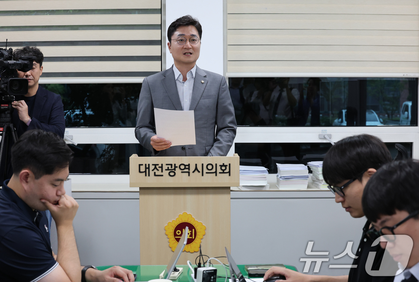 (대전=뉴스1) 김기태 기자 = 장철민 더불어민주당 국회의원(대전 동구)이 16일 대전시의회에서 기자회견을 열고 '대전 0시축제' 전면 재검토를 촉구하고 있다.  2025.7.16 …