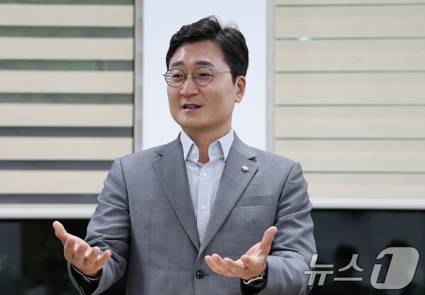 (대전=뉴스1) 김기태 기자 = 장철민 더불어민주당 국회의원(대전 동구)이 16일대전시의회에서 기자회견을 열고 '대전 0시축제' 전면 재검토를 촉구하고 있다.  2025.7.16/ …