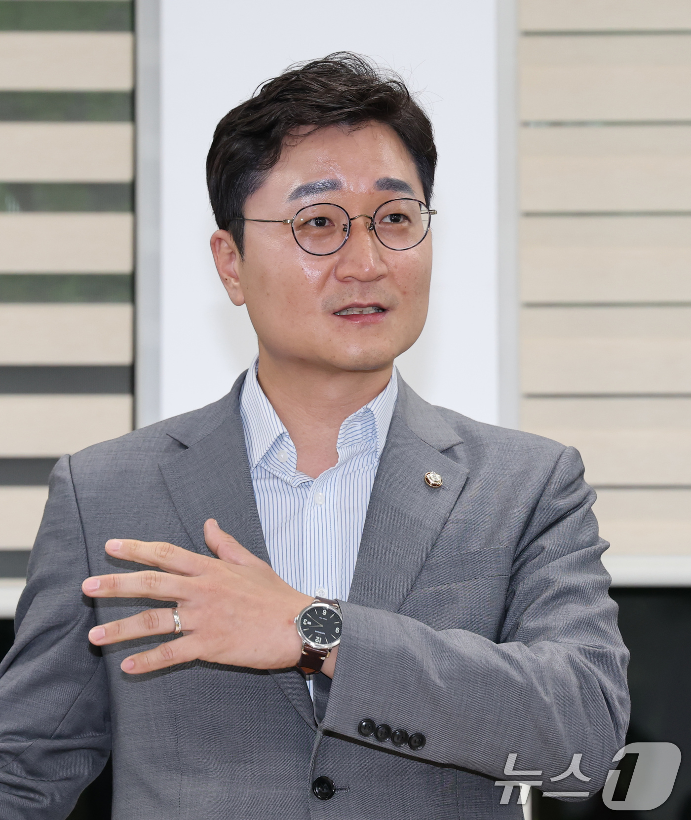 (대전=뉴스1) 김기태 기자 = 장철민 더불어민주당 국회의원(대전 동구)이 16일 대전시의회에서 기자회견을 열고 '대전 0시축제' 전면 재검토를 촉구하고 있다.  2025.7.16 …