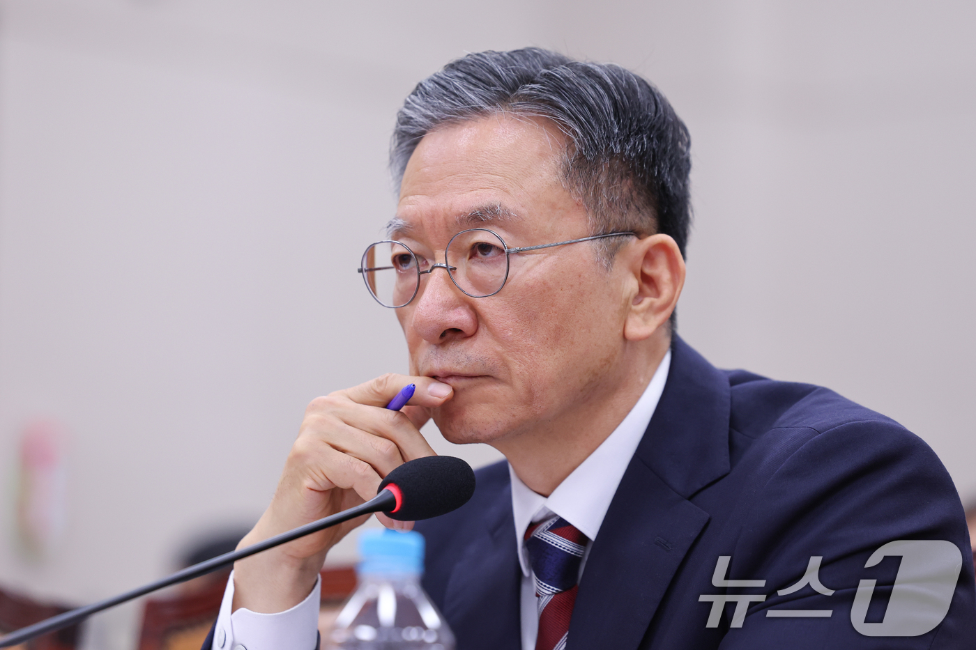 (서울=뉴스1) 안은나 기자 = 정성호 법무부 장관 후보자가 16일 오후 서울 여의도 국회 법제사법위원회에서 열린 인사청문회에 출석해 의원 질의를 듣고 있다. 2025.7.16/뉴 …