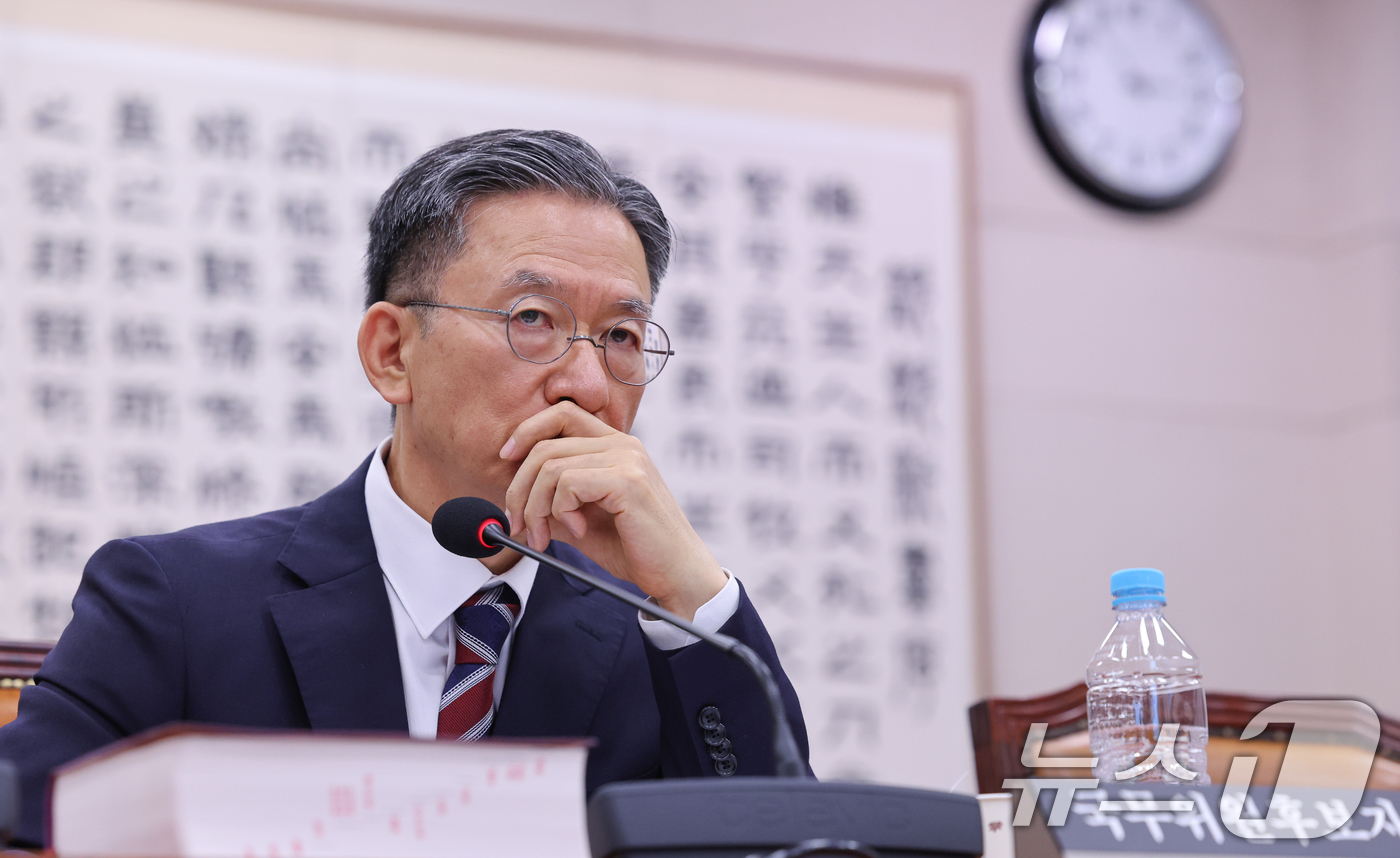 (서울=뉴스1) 안은나 기자 = 정성호 법무부 장관 후보자가 16일 오후 서울 여의도 국회 법제사법위원회에서 열린 인사청문회에 출석해 의원 질의를 듣고 있다. 2025.7.16/뉴 …