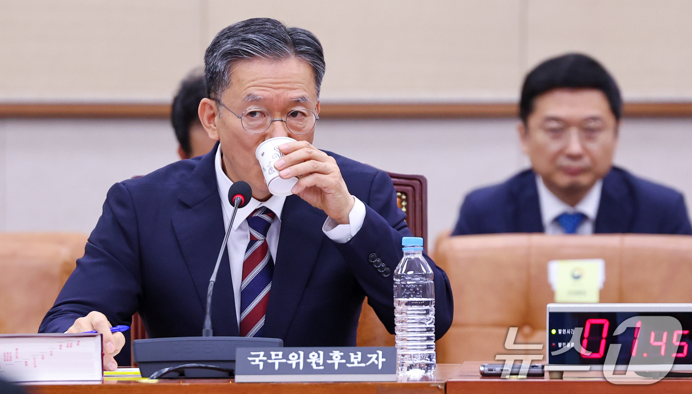 (서울=뉴스1) 안은나 기자 = 정성호 법무부 장관 후보자가 16일 오후 서울 여의도 국회 법제사법위원회에서 열린 인사청문회에 출석해 물을 마시고 있다. 2025.7.16/뉴스1