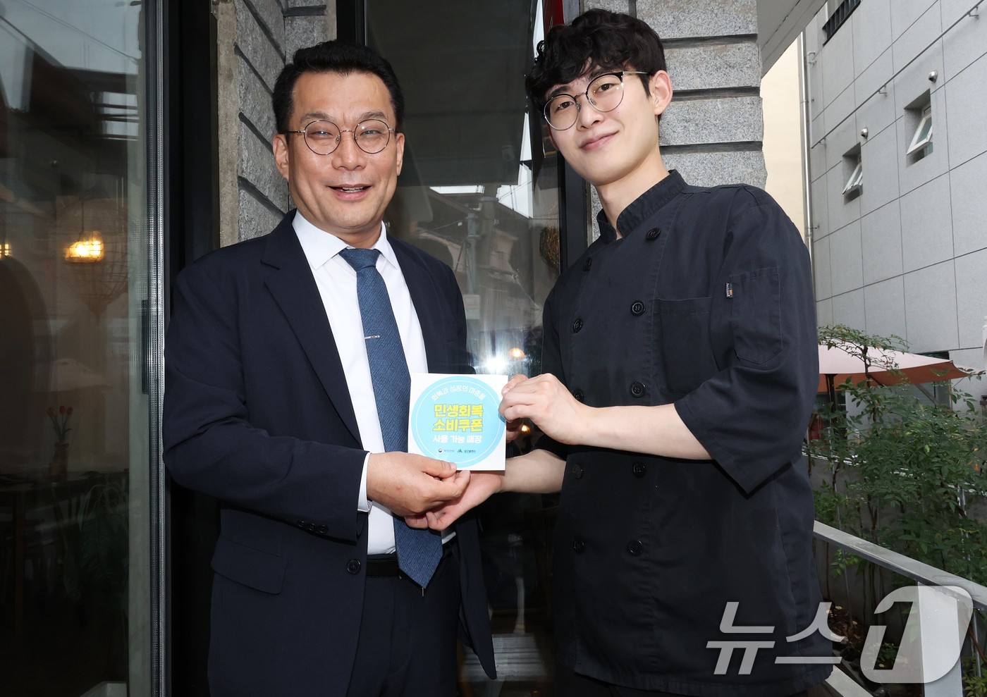 (서울=뉴스1) = 한순기 행정안전부 지방재정경제실장이 16일 민생회복 소비쿠폰 1차 지급을 앞두고 대구 북구에 위치한 지역사랑상품권 가맹점을 방문해 민생회복 소비쿠폰 가맹점 스티 …