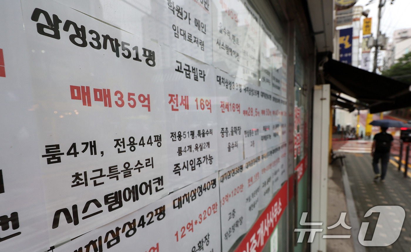 (서울=뉴스1) 박지혜 기자 = 수도권 주택담보대출 한도를 6억원으로 제한하는 6·27 대출 규제가 시행된 이후 10억원을 초과하는 고가 아파트 계약 취소 비중이 눈에 띄게 커진 …