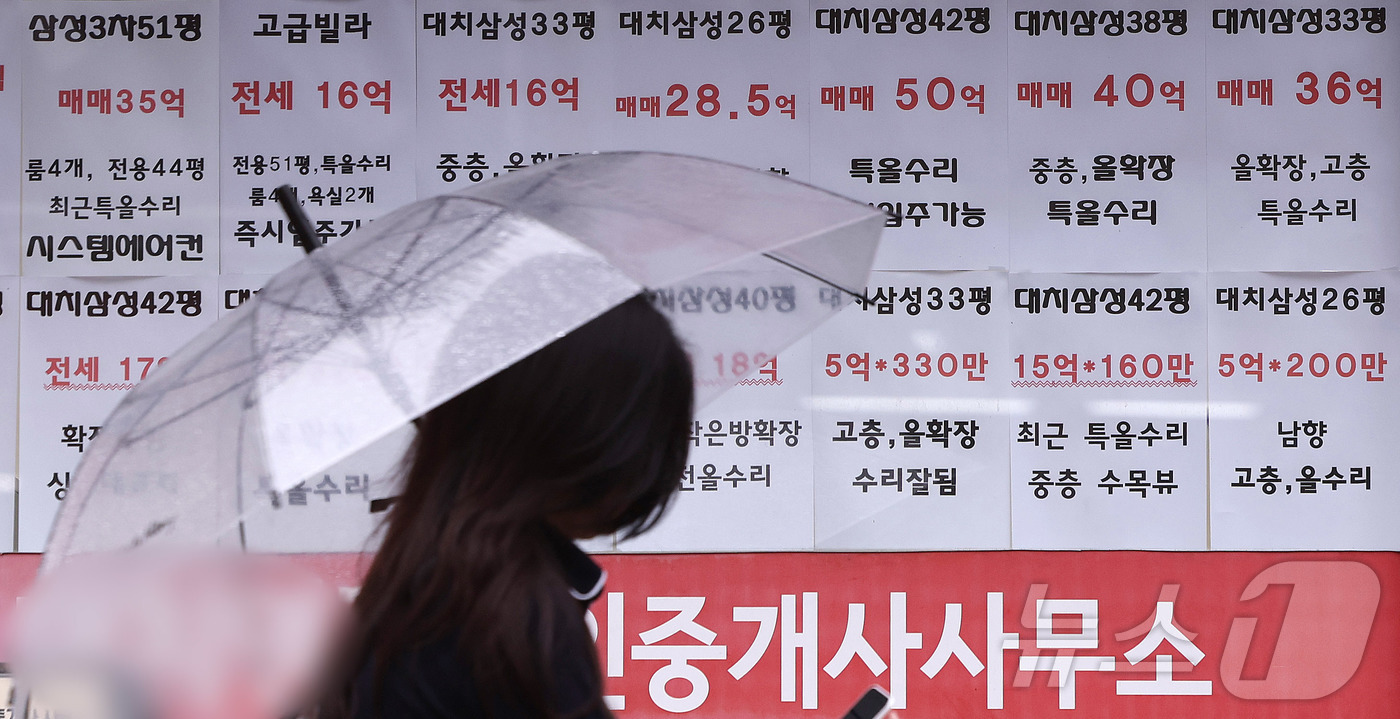 (서울=뉴스1) 박지혜 기자 = 수도권 주택담보대출 한도를 6억원으로 제한하는 6·27 대출 규제가 시행된 이후 10억원을 초과하는 고가 아파트 계약 취소 비중이 눈에 띄게 커진 …