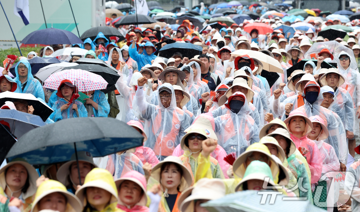 (서울=뉴스1) 김명섭 기자 = 16일 오후 서울 여의도 국회앞에서 열런 '노조법 2·3조 즉각개정! 윤석열정권반노동정책즉각폐기! 노정교섭쟁취! 민주노총총파업대회에서 양경수 민주노 …