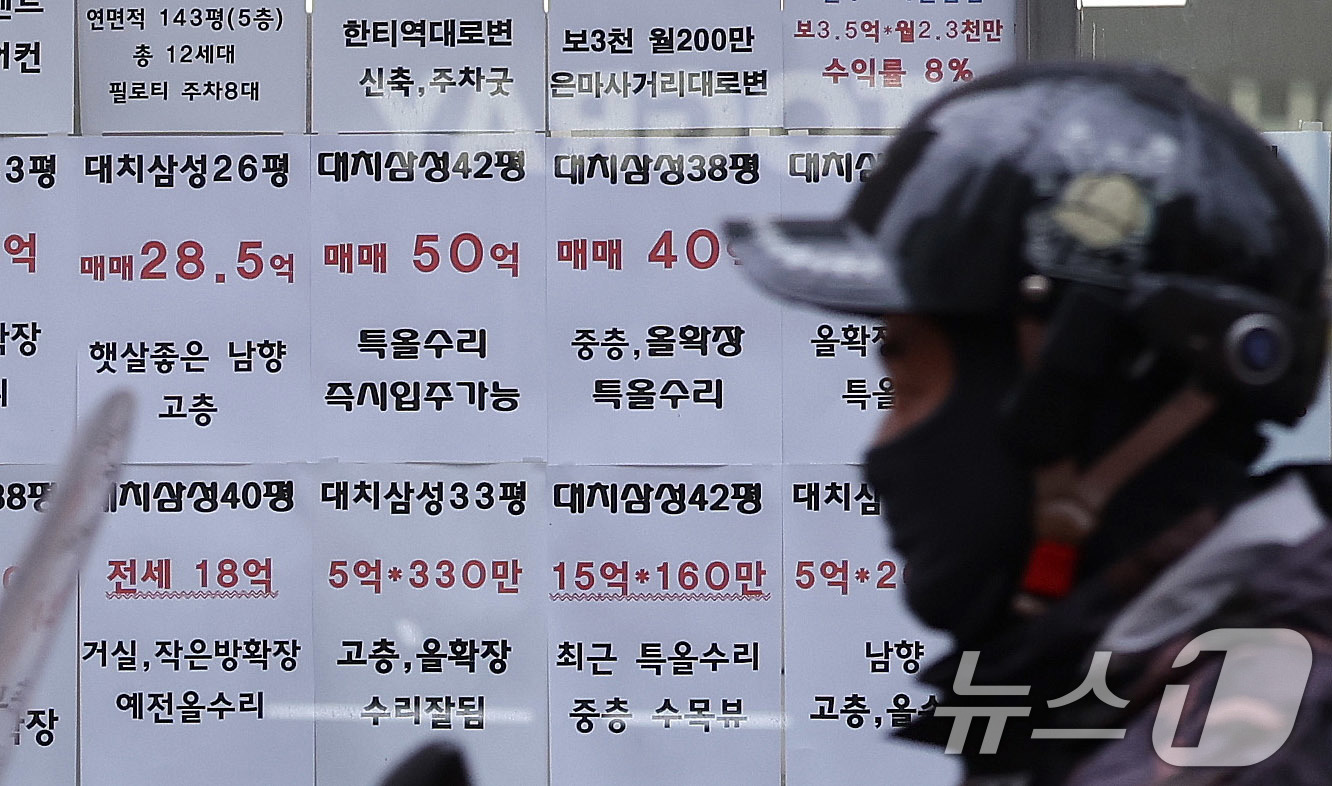 (서울=뉴스1) 박지혜 기자 = 수도권 주택담보대출 한도를 6억원으로 제한하는 6·27 대출 규제가 시행된 이후 10억원을 초과하는 고가 아파트 계약 취소 비중이 눈에 띄게 커진 …
