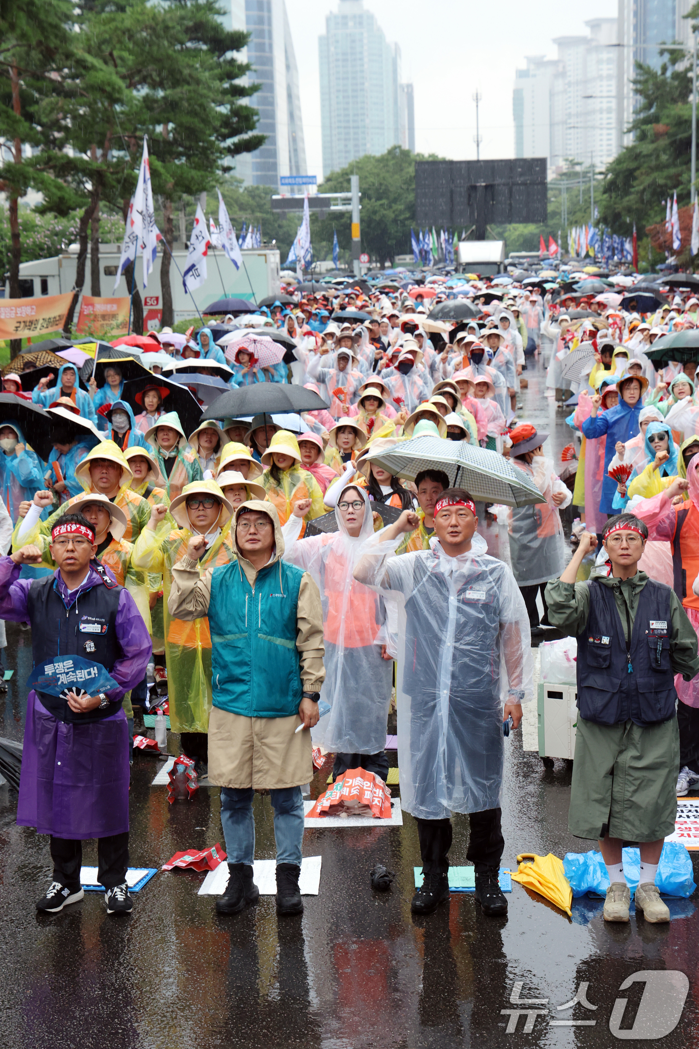 (서울=뉴스1) 김명섭 기자 = 16일 오후 서울 여의도 국회앞에서 열런 '노조법 2·3조 즉각개정! 윤석열정권반노동정책즉각폐기! 노정교섭쟁취! 민주노총총파업대회에서 양경수 민주노 …
