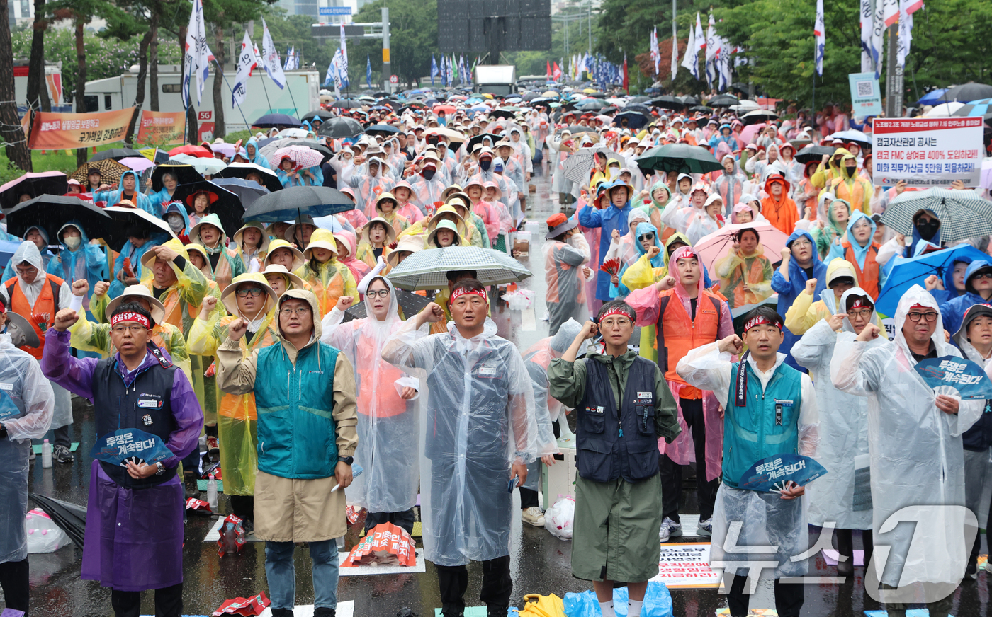 (서울=뉴스1) 김명섭 기자 = 16일 오후 서울 여의도 국회앞에서 열런 '노조법 2·3조 즉각개정! 윤석열정권반노동정책즉각폐기! 노정교섭쟁취! 민주노총총파업대회에서 양경수 민주노 …