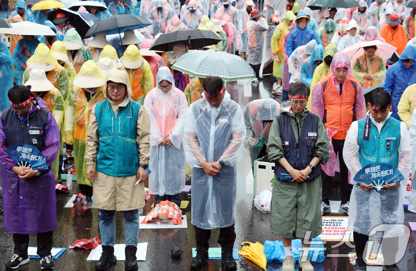 (서울=뉴스1) 김명섭 기자 = 16일 오후 서울 여의도 국회앞에서 열런 '노조법 2·3조 즉각개정! 윤석열정권반노동정책즉각폐기! 노정교섭쟁취! 민주노총총파업대회에서 양경수 민주노 …