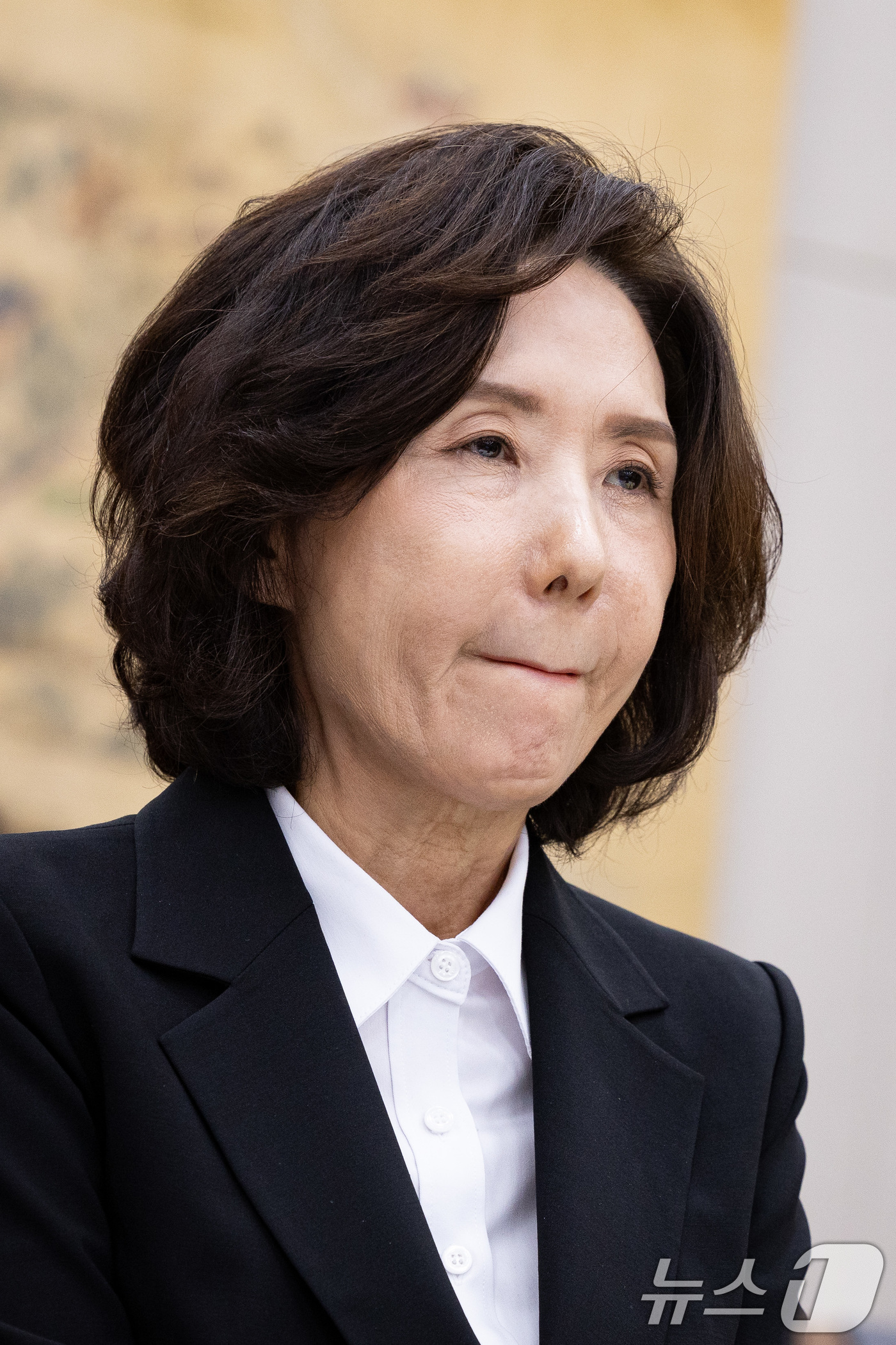 (서울=뉴스1) 유승관 기자 = 이진숙 사회부총리 겸 교육부 장관 후보자가 16일 오전 서울 여의도 국회 교육위원회에서 열린 인사청문회에서 의원 질의를 들으며 굳은 표정을 짓고 있 …