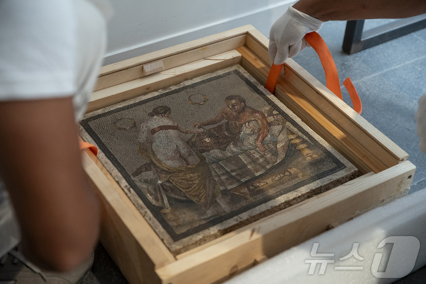 (폼페이 로이터=뉴스1) 양은하 기자 = 제2차 세계대전 당시 나치 장교가 약탈한 고대 로마 시대 모자이크가 80년 만에 이탈리아로 돌아왔다. 2025.07.15.ⓒ 로이터=뉴스1 …