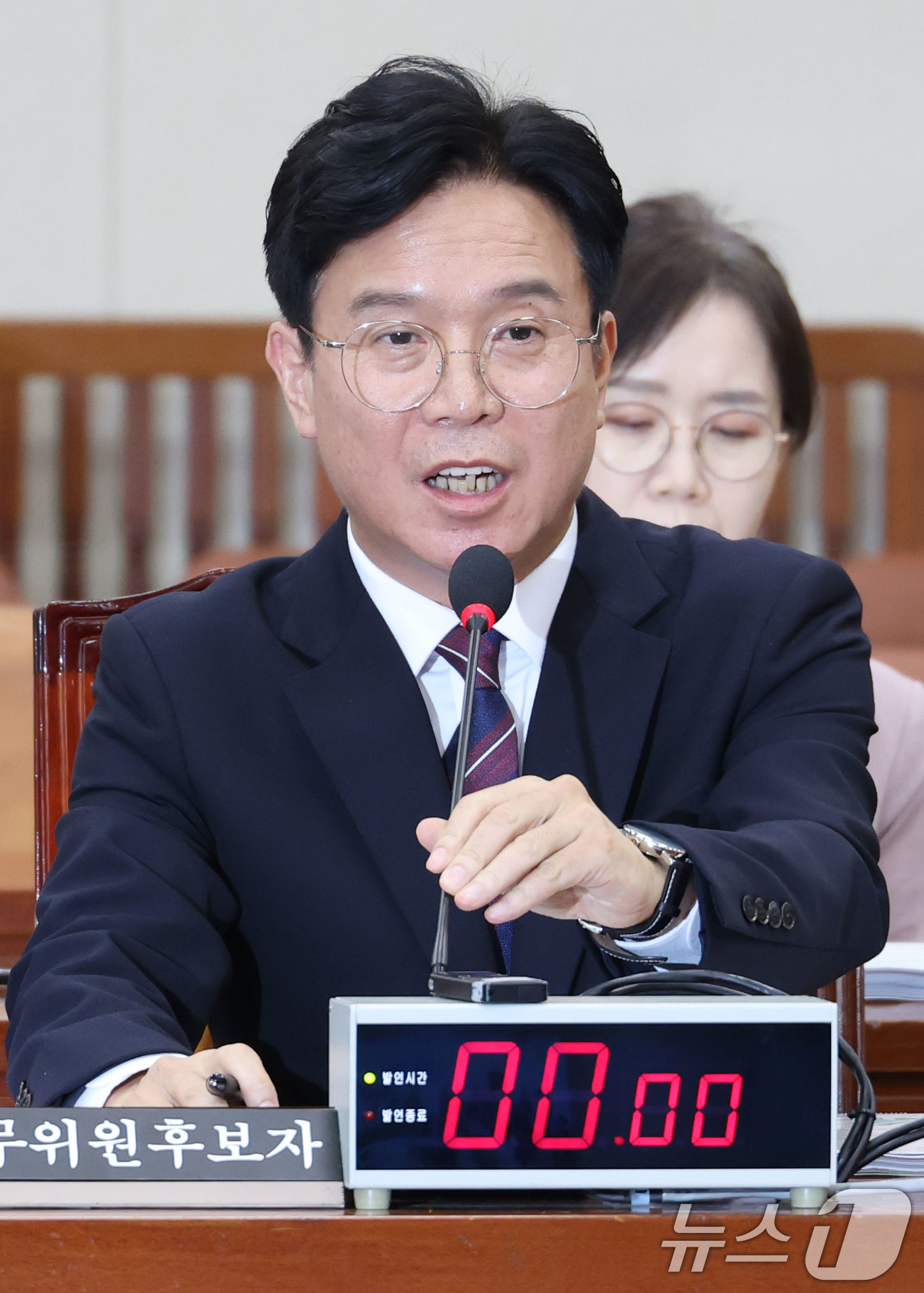 (서울=뉴스1) 이광호 기자 = 김영훈 고용노동부 장관 후보자가 16일 오호 서울 여의도 국회 환경노동위원회 전체회의장에서 속개된 인사청문회에서 '주적' 논란과 관련해 입장을 밝히 …