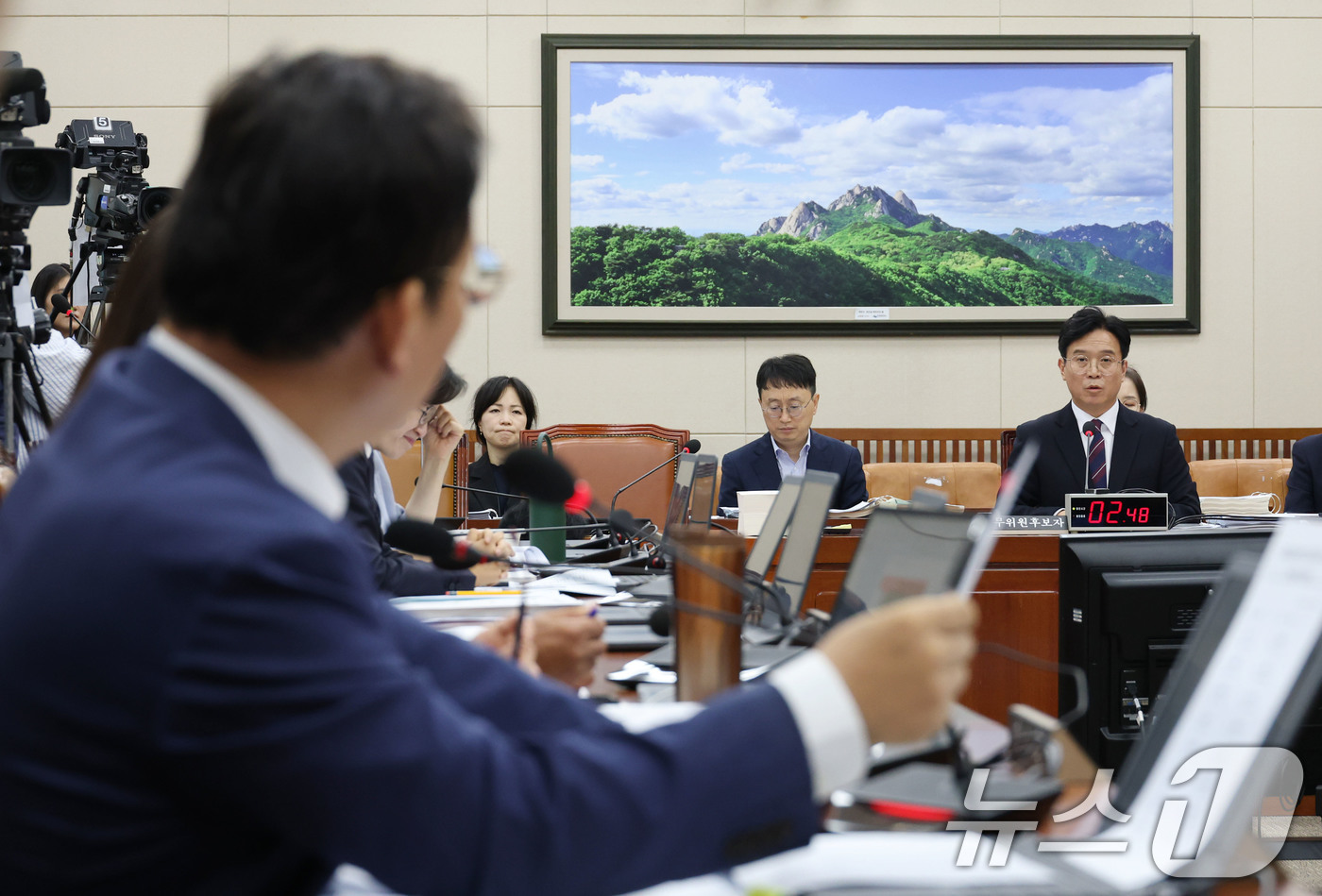 (서울=뉴스1) 이광호 기자 = 김영훈 고용노동부 장관 후보자가 16일 오호 서울 여의도 국회 환경노동위원회 전체회의장에서 속개된 인사청문회에서 '주적' 논란과 관련해 입장을 밝히 …