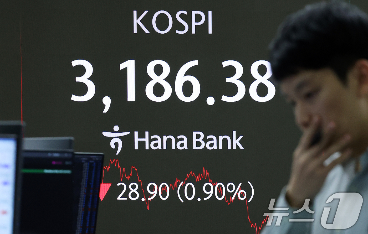 (서울=뉴스1) 오대일 기자 = 코스피가 상승 랠리를 멈추고 숨고르기에 들어간 16일 오후 서울 중구 하나은행 본점 딜링룸 전광판에 코스피 종가가 표시되고 있다. 이날 코스피는 전 …