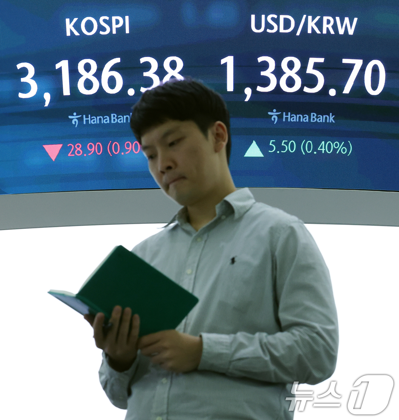 (서울=뉴스1) 오대일 기자 = 코스피가 상승 랠리를 멈추고 숨고르기에 들어간 16일 오후 서울 중구 하나은행 본점 딜링룸 전광판에 코스피 종가가 표시되고 있다. 이날 코스피는 전 …