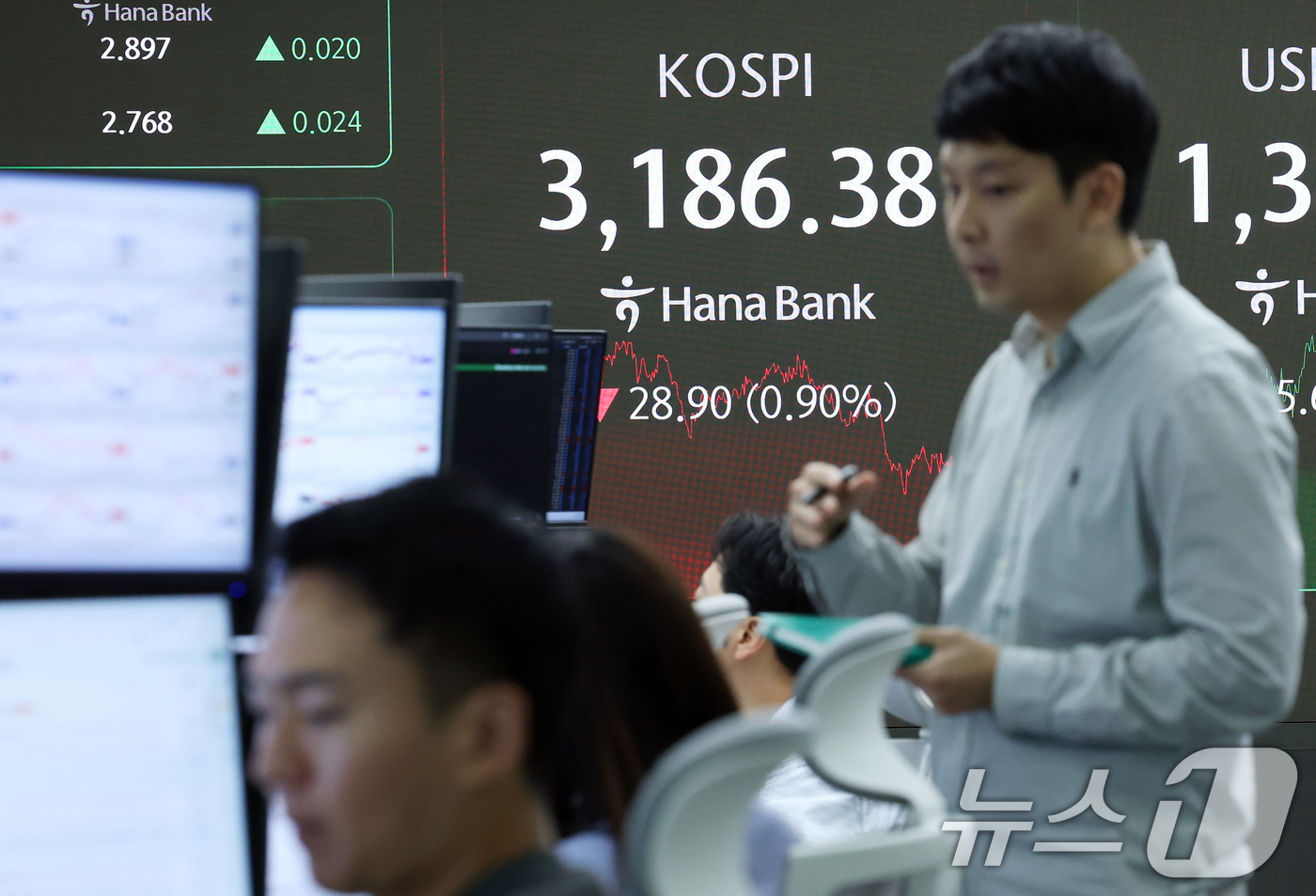 (서울=뉴스1) 오대일 기자 = 코스피가 상승 랠리를 멈추고 숨고르기에 들어간 16일 오후 서울 중구 하나은행 본점 딜링룸 전광판에 코스피 종가가 표시되고 있다. 이날 코스피는 전 …