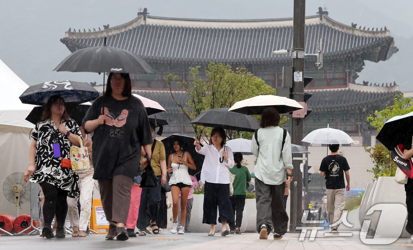 (서울=뉴스1) 이동해 기자 = 비가 내린 16일 서울 종로구 광화문광장에서 시민들이 우산을 쓴 채 발걸음을 옮기고 있다. 2025.7.16/뉴스1