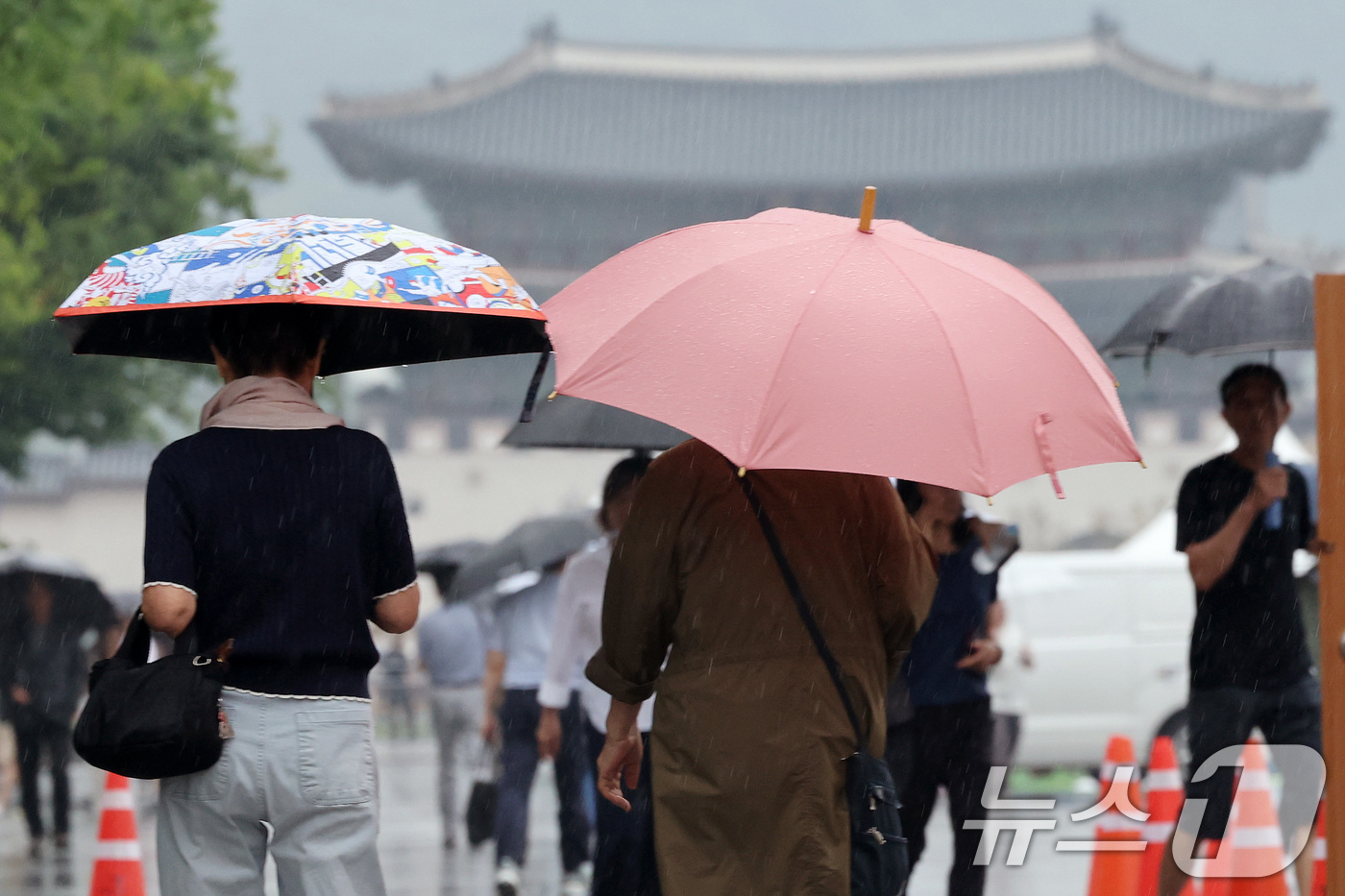 (서울=뉴스1) 이동해 기자 = 비가 내린 16일 서울 종로구 광화문광장에서 시민들이 우산을 쓴 채 발걸음을 옮기고 있다. 2025.7.16/뉴스1