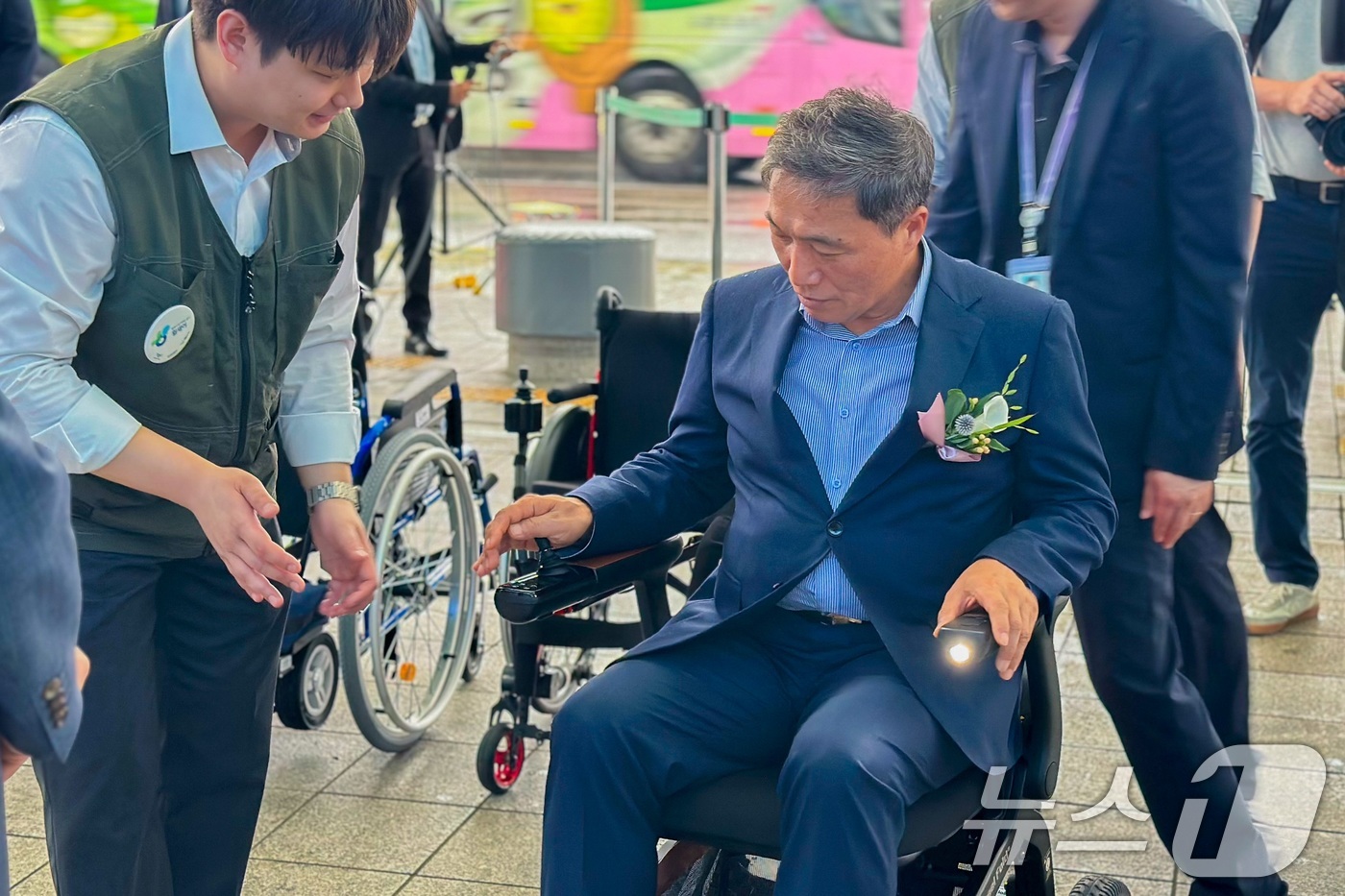 (서울=뉴스1) = 이학재 인천국제공항공사 사장이 16일 인천공항 제1여객터미널 3층 장애인안심여행센터에서 진행된 '전동화 휠체어 개소식'에서 전동화 휠체어를 시연하고 있다. (인 …