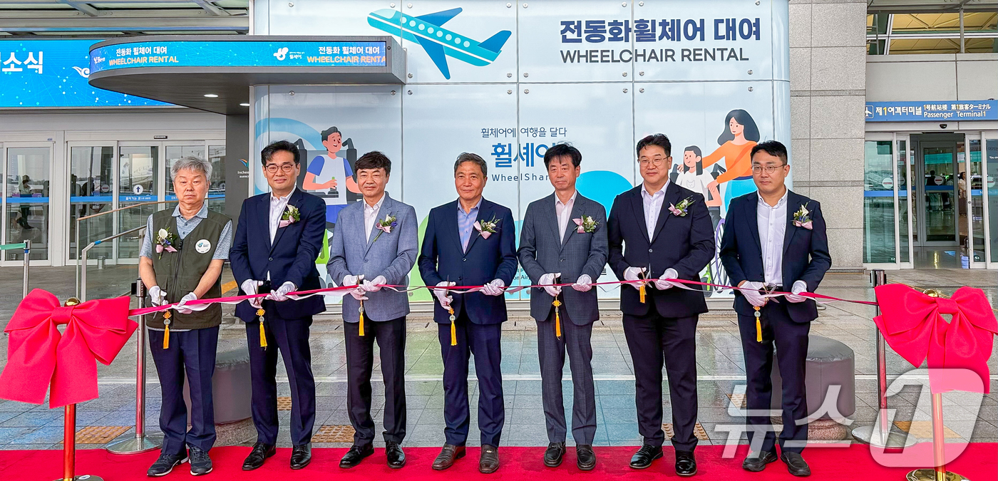 (서울=뉴스1) = 이학재 인천국제공항공사 사장이 16일 인천공항 제1여객터미널 3층 장애인안심여행센터에서 진행된 '전동화 휠체어 개소식'에서 현대자동차그룹 및 사단법인 그린라이트 …