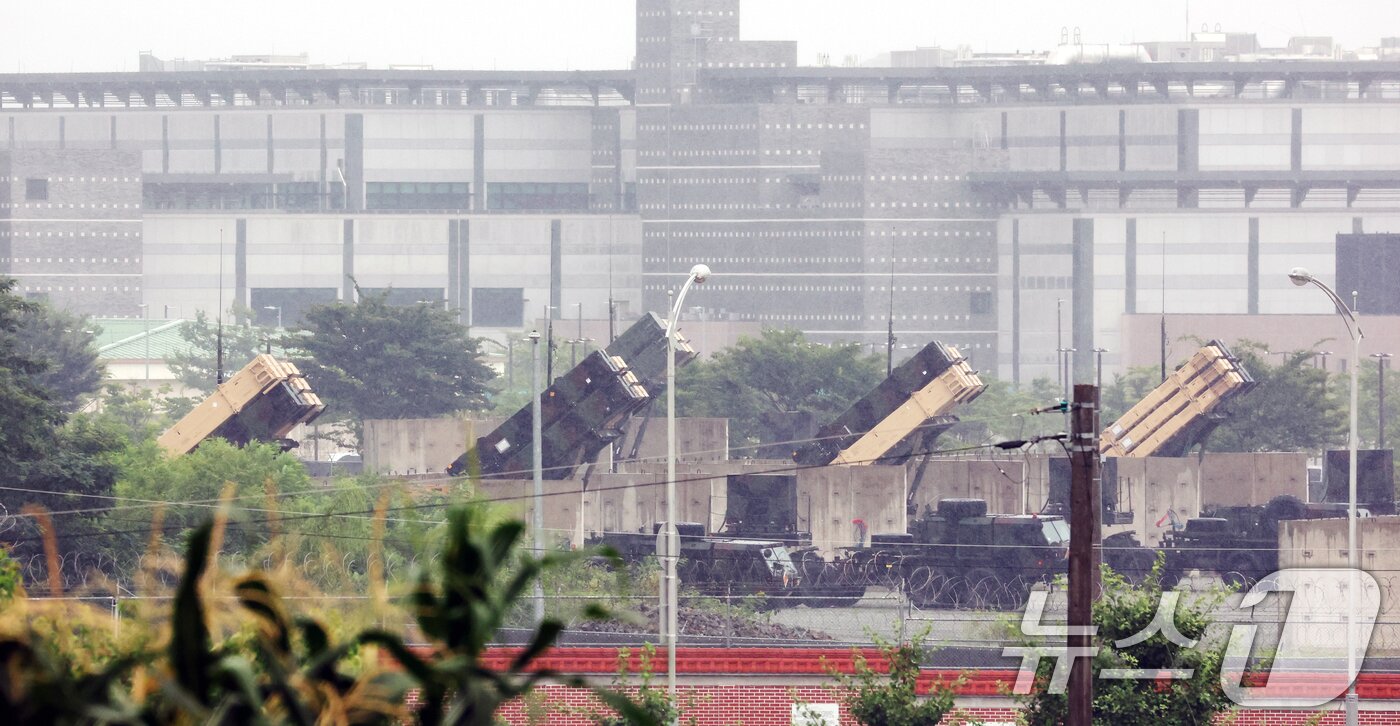 본문 이미지 - 주한미군의 현재 규모를 유지하는 내용을 담은 2026회계연도&#40;2025년 10월~2026년 9월&#41; 미국 국방수권법안&#40;NDAA&#41;이 미 하원 군사위원회를 통과했다. 미 하원 군사위원회는 15일&#40;현지시간&#41; 전체회의에서 NDAA 심의에 착수해, 공화당 소속 조 윌슨 하원의원이 발의한 수정안을 구두 투표로 가결 처리했다. 해당 수정안에는 한국에 배치된 약 2만 8500명의 주한미군 병력을 유지하는 내용이 포함됐다. 사진은 16일 오후 경기 평택시 팽성읍 주한미군기지 캠프 험프리스에 패트리어트&#40;PAC-3&#41; 미사일이 배치되어 있는 모습. 2025.7.16/뉴스1 ⓒ News1 김영운 기자