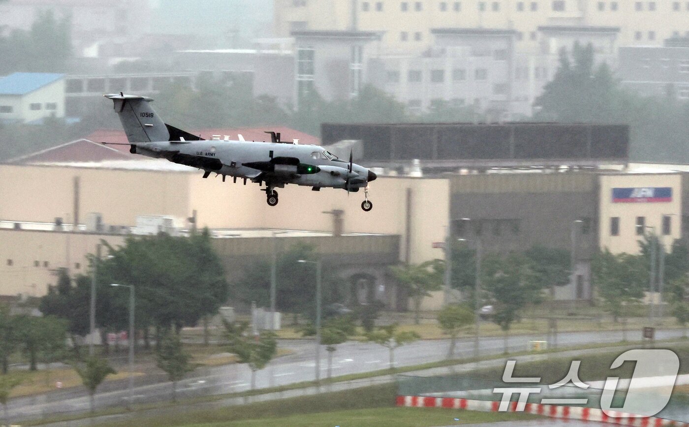 본문 이미지 - 경기 평택시 팽성읍 주한미군기지 캠프 험프리스에 정찰기 RC-12X 가드레일이 착륙하고 있는 모습. 2025.7.16/뉴스1 ⓒ News1 김영운 기자