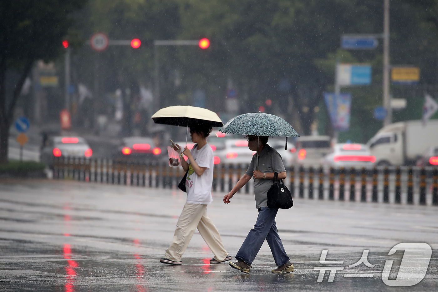 (대구=뉴스1) 공정식 기자 = 16일 오후 비가 내리는 대구 수성구 달구벌대로에서 우산을 쓴 시민들이 발걸음을 옮기고 있다. 2025.7.16/뉴스1