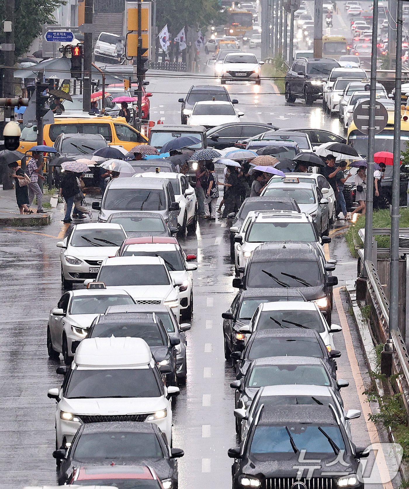 (서울=뉴스1) 구윤성 기자 = 16일 오후 서울 서초구 반포동 일대에서 우산을 쓴 시민들이 발걸음을 옮기고 있다. 2025.7.16/뉴스1