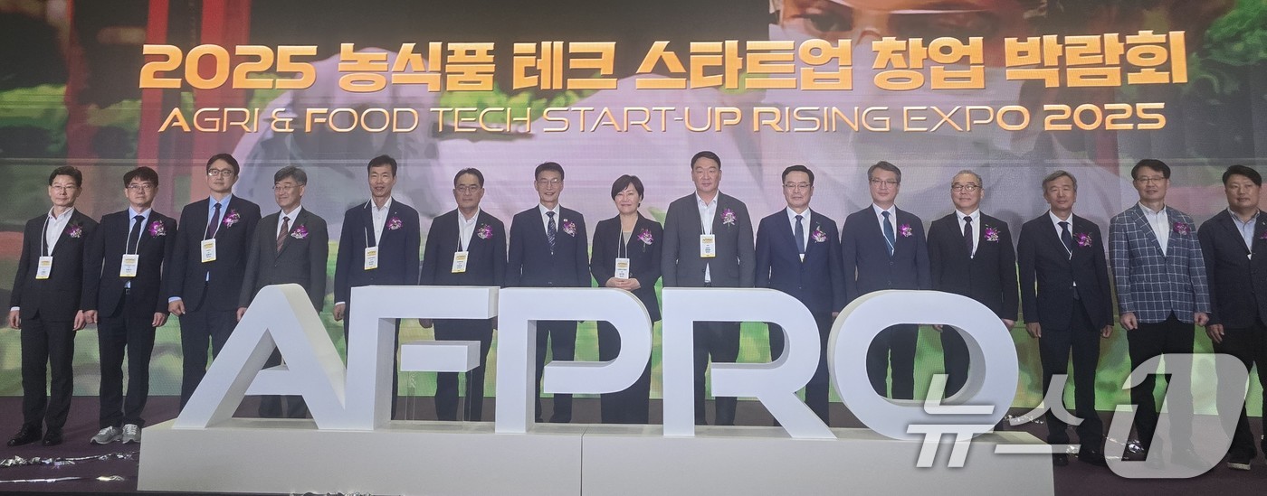(서울=뉴스1) = 농협중앙회는 농림축산식품부가 주최하고 농협, 한국농업기술진흥원, 코엑스가 공동 주관하는 '2025 AFPRO 농식품 테크 스타트업 창업 박람회'를 오는 18일까 …