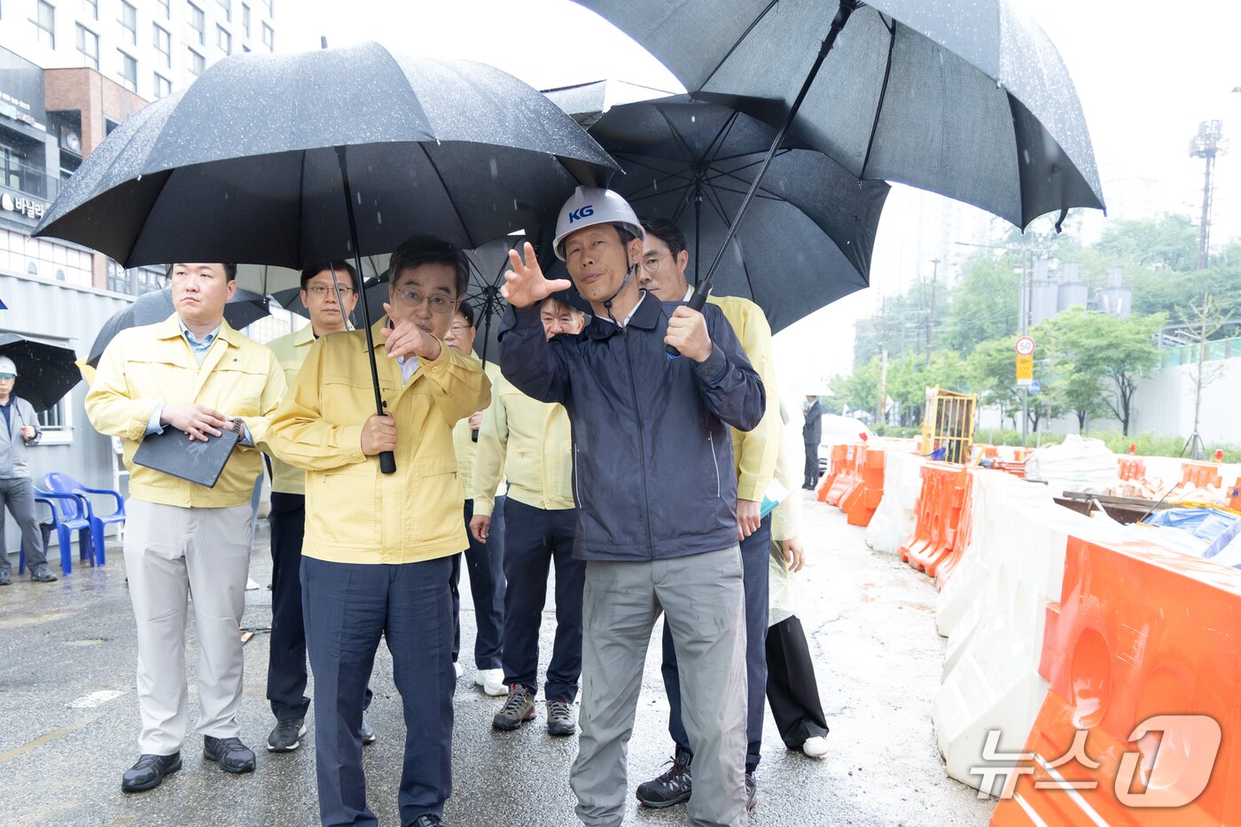 본문 이미지 - 김동연 경기도지사가 16일 상습 침수 구역인 수원시 장안구 화산지하차도 연장공사 현장을 찾아 관계자에게 선제적 예방조치를 당부하고 있다.(경기도 제공. 재판매 및 DB금지)