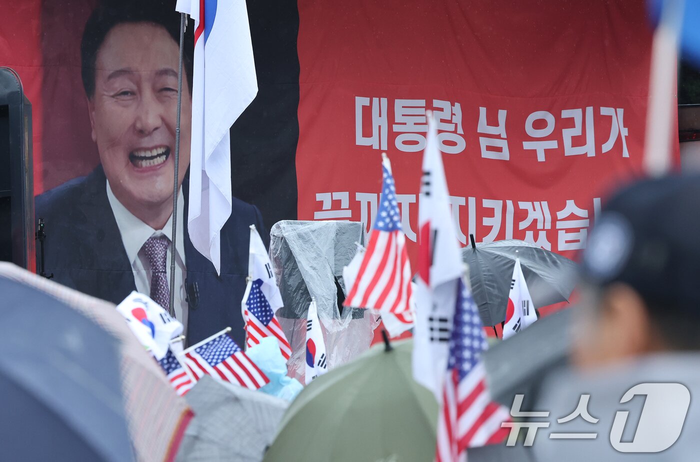 본문 이미지 - &#39;12·3 비상계엄&#39; 사태와 관련해 윤석열 전 대통령이 내란특검의 3차 강제구인을 거부하고 구속적부심을 청구한 16일 오후 경기 의왕 서울구치소 앞에 지지자들이 집회를 하고 있다. 2025.7.16/뉴스1 ⓒ News1 장수영 기자