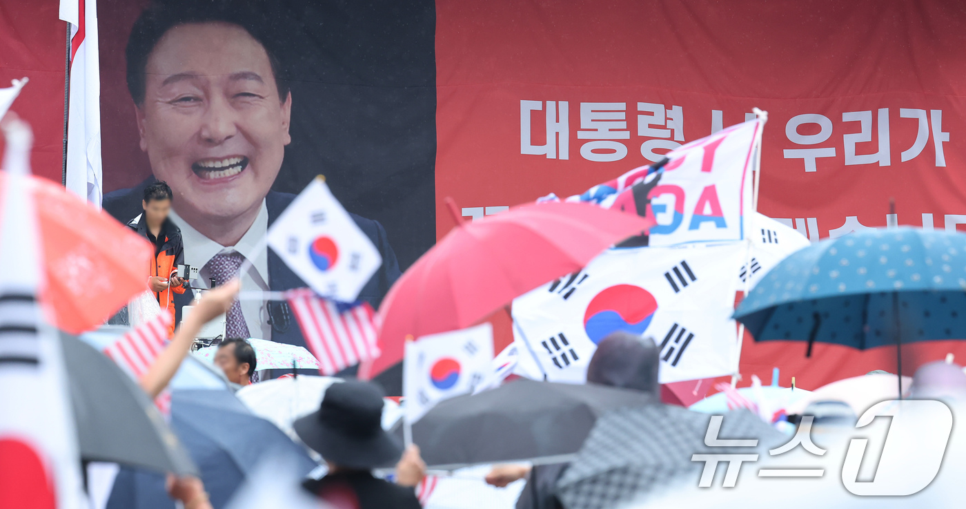 (서울=뉴스1) 장수영 기자 = '12·3 비상계엄' 사태와 관련해 윤석열 전 대통령이 내란특검의 3차 강제구인을 거부하고 구속적부심을 청구한 16일 오후 경기 의왕 서울구치소 앞 …