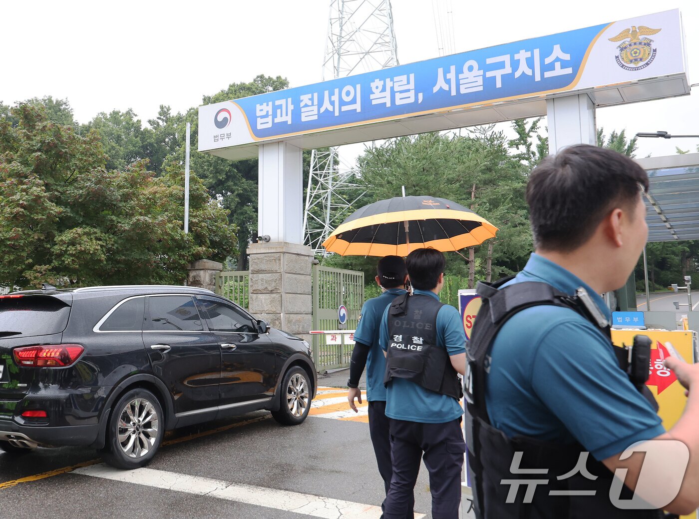 본문 이미지 - '12·3 비상계엄' 사태와 관련해 윤석열 전 대통령이 내란특검의 3차 강제구인을 거부하고 구속적부심을 청구한 16일 오후 경기 의왕 서울구치소 앞에서 경찰관이 대기하고 있다. 2025.7.16 ⓒ 뉴스1 장수영 기자