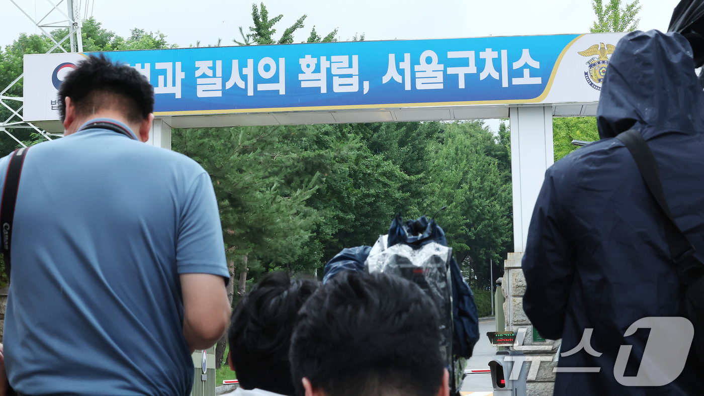 (서울=뉴스1) 장수영 기자 = '12·3 비상계엄' 사태와 관련해 윤석열 전 대통령이 내란특검의 3차 강제구인을 거부하고 구속적부심을 청구한 16일 오후 경기 의왕 서울구치소 앞 …