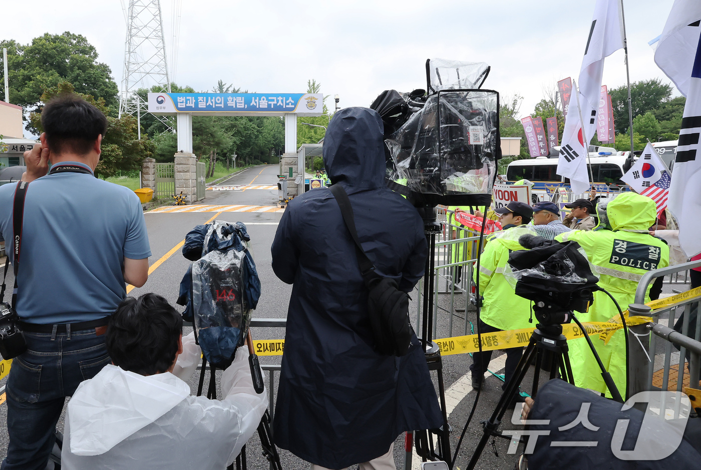 (서울=뉴스1) 장수영 기자 = '12·3 비상계엄' 사태와 관련해 윤석열 전 대통령이 내란특검의 3차 강제구인을 거부하고 구속적부심을 청구한 16일 오후 경기 의왕 서울구치소 앞 …