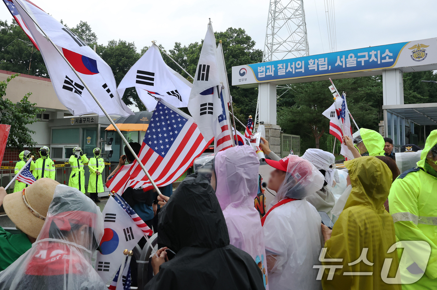 (서울=뉴스1) 장수영 기자 = '12·3 비상계엄' 사태와 관련해 윤석열 전 대통령이 내란특검의 3차 강제구인을 거부하고 구속적부심을 청구한 16일 오후 경기 의왕 서울구치소 앞 …
