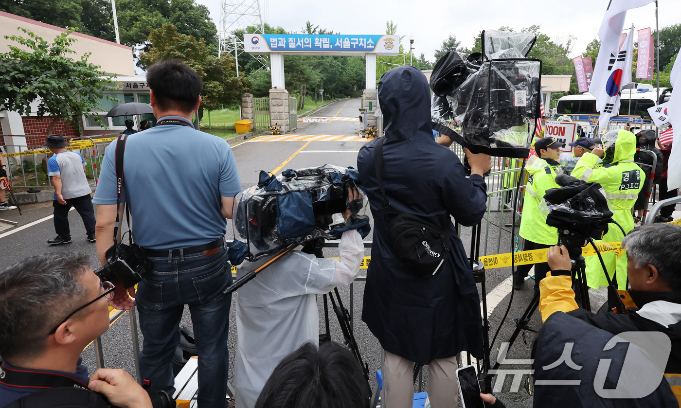 (서울=뉴스1) 장수영 기자 = '12·3 비상계엄' 사태와 관련해 윤석열 전 대통령이 내란특검의 3차 강제구인을 거부하고 구속적부심을 청구한 16일 오후 경기 의왕 서울구치소 앞 …