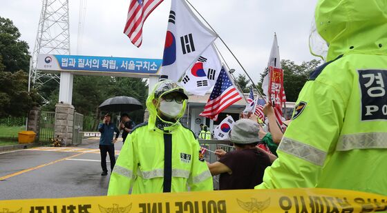 서울구치소 앞 대기하는 경찰관들