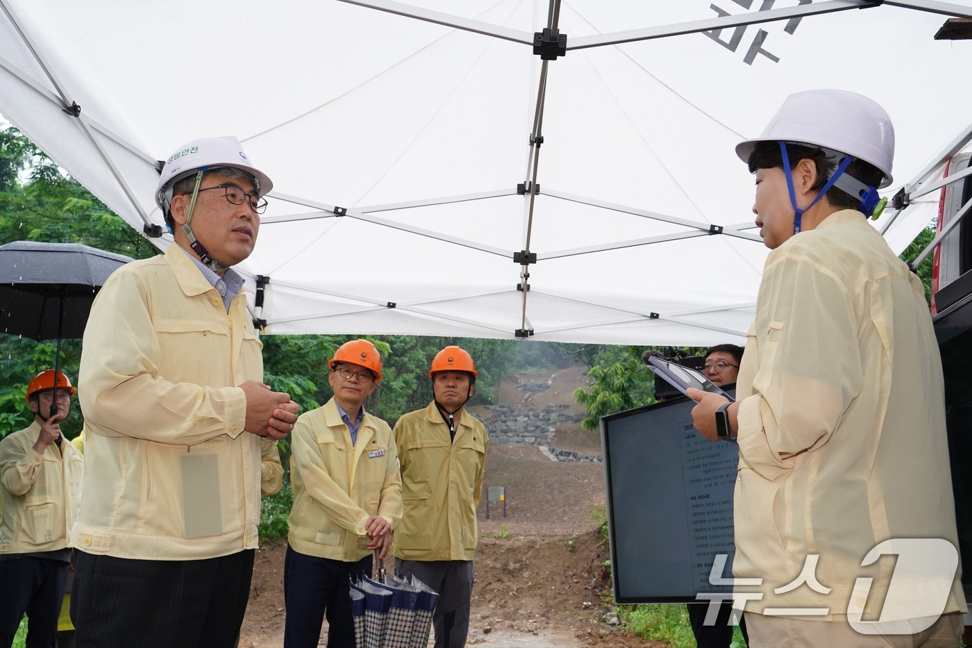 (서울=뉴스1) = 임상섭 산림청장이 16일 경기 파주시의 산사태 피해복구지를 찾아 산사태 복구상황 등 시설물관리 현황을 점검하고 있다. (산림청 제공. 재판매 및 DB 금지) 2 …